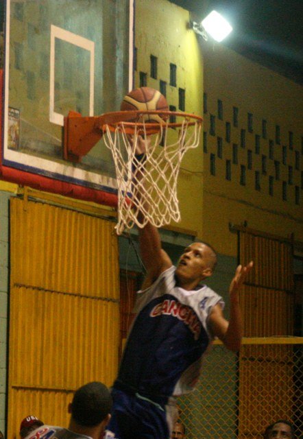 El novato Andy Pérez monto un espectáculo en el polideportivo de Moca
